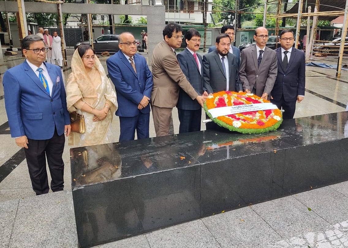 জাতির পিতা বঙ্গবন্ধু শেখ মুজিবুর রহমানের প্রতিকৃতিতে ফুল দিয়ে শ্রদ্ধা জানিয়েছেন হাইকোর্ট বিভাগের ৯ জন বিচারপতি